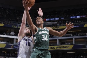  字母哥连续三场30+10创纪录  