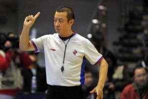  法兰克福主教练赛后批评裁判判罚引发争议  