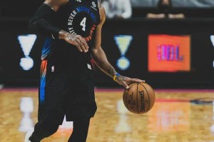  巴特勒关键球热火险胜尼克斯  