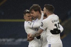  热刺防线送礼不断，利兹联逆转取胜终结五轮不胜  